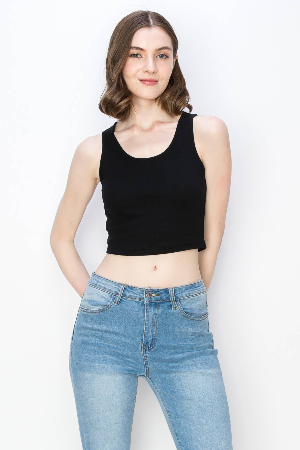 Cropped basic tank top in black or white, essential women’s wardrobe piece, comfortable and versatile cropped top, casual sleeveless tank for layering or solo wear, trendy and simple tank top for everyday outfits